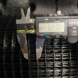 Malla de Alambre Soldada Recubierta de Vinilo Negro, Tamaño 1 Pulgada, Rollos de 2 pies x 100 pies - Product Image 3