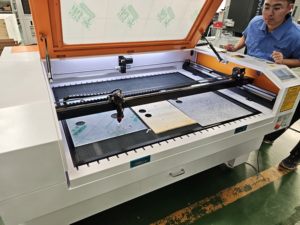 नया JL-K1390 Co2 लेजर उत्कीर्णन और अंकन मशीन उच्च परिशुद्धता 1 वर्ष की वारंटी घरेलू ब्रांड - Product Image 2