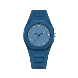 Montre à quartz octogonale blanche pour homme avec cadran en calligraphie arabe et bracelet en acier inoxydable - Product Image 6