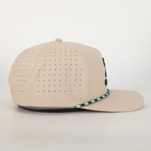 Gorra de golf de 5 paneles de poliéster de secado rápido con logotipo personalizado OEM, diseño perforado cortado con láser con estilo de escritura bordado - Product Image 4