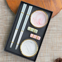Ensemble cadeau de baguettes en bois à motif marbré délicat de style nouveau pour 2 personnes avec des plats à trempette pour hôtel