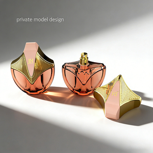 Envases de Perfume de Vidrio Personalizados de Forma Irregular en Negro y Dorado con Tapa Texturizada de Diseño Exclusivo y Embalaje de Lujo - Product Image 3