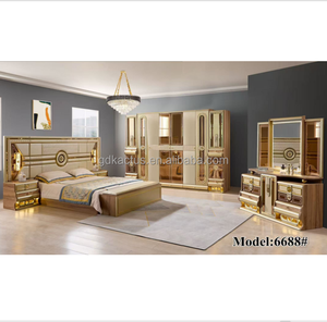 Juego de Muebles de Dormitorio de Lujo con Espejo Iluminado LED de 8 Piezas, Estilo Real, Tamaño King, 6 y 8 Puertas - Product Image 1