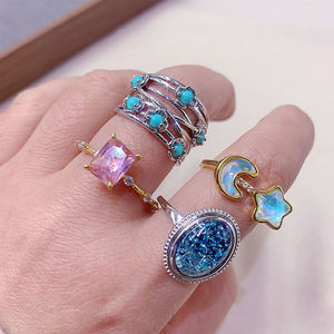 Lotti misti delicati anelli di <span class=keywords><strong>zirconi</strong></span> geometrici <span class=keywords><strong>con</strong></span> diamanti CZ per le donne 100 pezzi/scatole di cristallo colorato gemma di cristallo principalmente in ottone per feste - Product Image 4