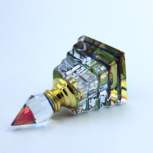 Flacon de parfum en cristal K9 en forme de pyramide carrée, avec finition dorée, flacon d'huile essentielle en cristal, logo personnalisé - Product Image 2