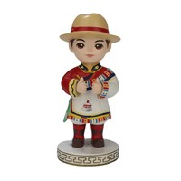 Peinture artificielle en résine personnalisée artisanat bobblehead cadeaux souvenir robe nationale garçon statue sculpture décoration de la maison art ornements
