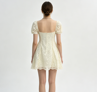 Vestido corto beige de encaje con cuello cuadrado, mangas abullonadas, lazo frontal, cintura alta y corte en A para mujer, informal, para fiesta.