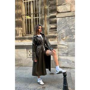 Gabardina de Manga Raglán Color Caqui para Mujer, Estilo Casual, Decoración con Encaje, Impermeable, Relleno de Algodón, Tejido de Punto, Venta al Por Mayor - Product Image 4