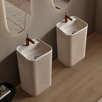 Salle de bain style Wabi Sabi Forme carrée Pierre artificielle beige Surface solide Colonne du sol au plafond Lavabo sur pied Lavabo