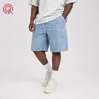 Jeans Jort en denim bleu clair délavé avec broderie personnalisée, panneaux et coutures de style charpentier, logo brodé