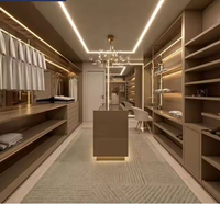 Système de garde-robe modulaire sur mesure à finition haute brillance avec éclairage LED et portes en verre pour un rangement moderne et luxueux de la chambre à coucher