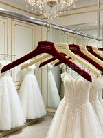 Cintre de luxe antidérapant en velours floqué beige et rouge, personnalisable avec logo, pour robe de mariée, boutique de robes de mariée, présentoir de robes