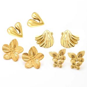 เครื่องประดับแฟชั่นกันน้ำ ชุบทอง 18K PVD ขายส่งแบบคละแบบ ต่างหูสแตนเลสรูปหัวใจ ผีเสื้อ ดอกไม้ ขนาดใหญ่ สำหรับผู้หญิง - Product Image 1