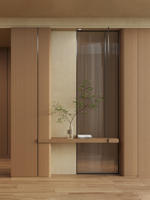 Cloison d'entrée minimaliste combinée avec plateforme en pierre, séparateur décoratif sur mesure pour projets d'aménagement intérieur résidentiel