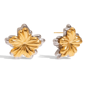 Boucles d'oreilles clous florales en acier inoxydable plaqué or 18 carats, design bicolore, bijoux tendance pour femmes - Product Image 1