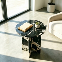 Table d'appoint géométrique moderne à base croisée en marbre Nero Marquina, idéale pour les salons contemporains et les studios d'art minimalistes