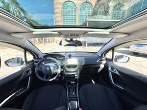 <span class=keywords><strong>Peugeot</strong></span> <span class=keywords><strong>2008</strong></span> SUV d'<span class=keywords><strong>occasion</strong></span> <span class=keywords><strong>2015</strong></span>, 1.6L essence, automatique, toit ouvrant panoramique, sièges en cuir, caméra de recul, 50001-75000 milles, pour l'exportation - Product Image 5