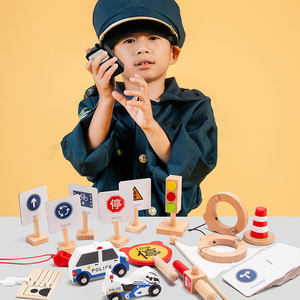 Juguete de Madera para Niños para Jugar a las Profesiones, Simulando la Policía de Tráfico, un Juguete Educativo y Entretenido. - Product Image 4