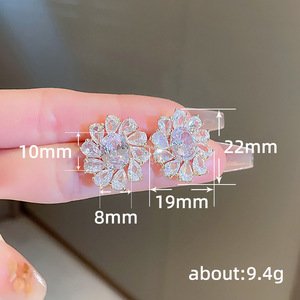 Orecchini a Perno Scintillanti Ispirati al Girasole, Design Floreale con Pietre, Eleganti Gioielli da Donna per Uso Quotidiano, Idea Regalo - Product Image 3