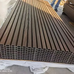 تكسية خارجية للجدران بتصميم جديد لعام 2024، ألواح تكسية خارجية مركبة من مركبات الخشب البلاستيكي للأماكن الداخلية وللخارج من مركبات الخشب البلاستيكي