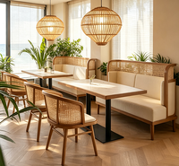 Chaise d'appoint moderne en contreplaqué avec dossier en rotin et assise banquette tressée pour la restauration commerciale, les hôtels et les cafés