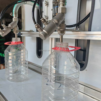La machine de remplissage semi-automatique nouvellement conçue convient aux boissons liquides en bouteille et en baril, aux spiritueux et aux jus de fruits