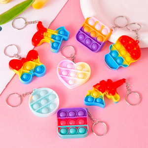 Porte-clés Pop It Fidget Toy arc-en-ciel, petite taille, anti-stress pour enfants, unisexe, en plastique, style mignon - Product Image 3