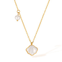 Collier élégant en acier inoxydable avec perles et coquillages, accessoire polyvalent pour femme au style raffiné