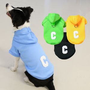 Sudadera con capucha para perros y gatos con diseño de letra C, material de poliéster, ropa para otoño e invierno, azul, verde, amarillo, negro, rosa - Product Image 1