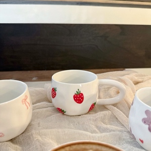 Fabricación de fábrica Girly Hand Pinch Fresa Tazas Taza de café de cerámica y platillo Juego de tazas de té de la tarde para regalos - Product Image 2