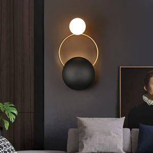 Lampe murale en métal tendance unique et créative de style nordique pour salon, chevet, bureau, lumière postmoderne de luxe pour couloir - Product Image 1