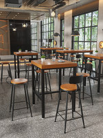Table de bar industrielle en bois massif avec dossier et tabourets de bar, structure en métal noir, comptoir haut pour café, bar, pub, restaurant