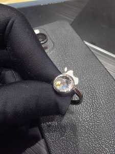 แหวนเพชรทรงโรสคัทประดับขอบแบบโมเดิร์น แพลตตินั่ม เรียบหรู ดูดี มีระดับ เหมาะสำหรับงานหมั้นและงานแต่งงาน ได้รับการรับรองจาก IGI ให้ความเงางามเป็นประกาย เหมาะเป็นของขวัญ - Product Image 5