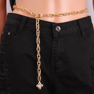 Chaîne de corps tendance en alliage de zinc avec pendentif croix dorée style Hip Hop, pour usage quotidien, avec serti clos simple et pendentif K blanc - Product Image 1