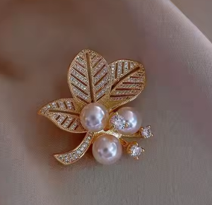 เข็มกลัดรูปใบไม้ประดับมุกและคริสตัล สไตล์เกาหลีสุดฮิต งานดีไซน์ย้อนยุค หรูหรา ชุบทอง สำหรับงานแต่งงาน งานหมั้น และงานเลี้ยง - Product Image 3