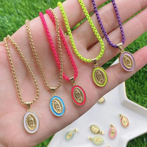 Médaille Émaillée Vierge Marie Breloque Sacrée Catholique, Plaqué Or 18 Carats, Bijoux Artisanaux pour Collier DIY Vente en Gros M53 - Product Image 4