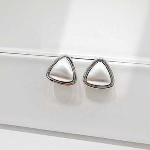 Pendientes triangulares de plata de ley 925 OEM, chapados en oro de 14k, venta al por mayor, pendientes geométricos con gemas para niñas, pendientes de perlas para niñas, chapados en oro de 18k. - Product Image 2