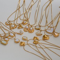 Collier en gros en acier inoxydable hypoallergénique plaqué or 18 carats avec pendentif cœur et papillon, chaîne serpent en coquillage perlé, pour femme, cadeau