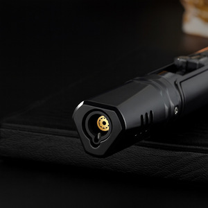 Encendedor de Cigarros Metálico Resistente al Viento, Encendedor de Encendido Directo Multifuncional para Uso en Exteriores - Product Image 2