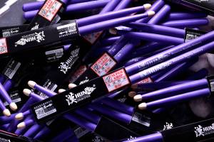 Baqueta de Hickory 5A con Punta de Acorn, 406 mm de Longitud, Color Morado con Revestimiento Suave Antideslizante - Product Image 3