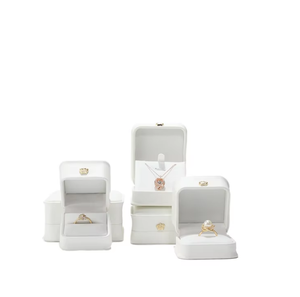 Boîte à bijoux carrée en cuir PU personnalisée en usine, fermeture à boucle, rangement pour boucles d'oreilles, emballage cadeau de luxe argenté, logo imprimé - Product Image 1