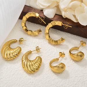 Pendientes de Acero Inoxidable Chapados en Oro de 18k de Lujo y Moda, Diseño Personalizado, Novedad - Product Image 1