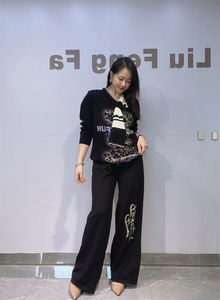 Nouvelle collection hiver : ensemble pull en maille deux pièces pour femme avec col en V et décorations élaborées en strass, à porter en duo - Product Image 6