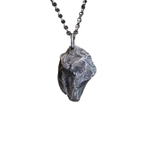 Colar Vintage OEM para Homens com Pingente de Pedra Preta Irregular, Design Simples e Único de Meteorito, Joias Masculinas da Moda para Uso Diário A - Product Image 5