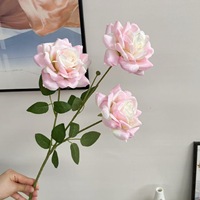 Großhandel Seiden-Kunstblumen 3-Köpfige Rosen Benutzerdefinierte Farbe Rot Weiß Samt-Rosenstrauß für Hochzeit Weihnachten Event-Dekoration