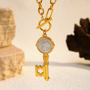 Collana YF6528 alla Moda in Acciaio Inossidabile Placcato Oro 18k con Ciondolo a Forma di Chiave e Moneta d'Angelo, Impermeabile e Ipoallergenica - Product Image 5