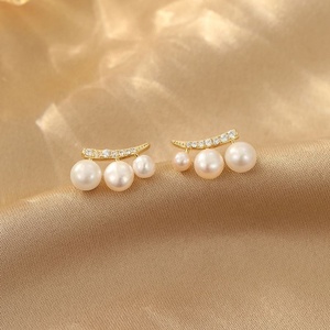 Boucles d'oreilles clous en zircon et perles au design raffiné, nouvelle élégance tendance pour femme, luxe de niche, idée cadeau parfaite - Product Image 1