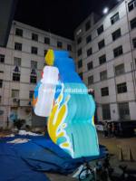 Gâteau gonflable décoré d'étoiles colorées, usine de fabrication de décorations gonflables pour les célébrations dans les centres commerciaux, les expositions et les événements nocturnes en plein air