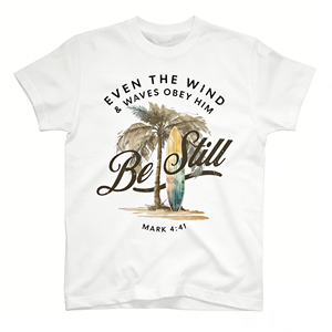 Ropa Urbana Espiritual para Hombre, Camiseta con Frase 'Incluso el Viento y las Olas se Rinden a Él' con Arte Tropical, Color Beige/Blanco, Corte Holgado - Product Image 3