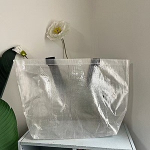 Sac fourre-tout en tissu personnalisé réutilisable et écologique, avec fermeture à bandoulière laminée transparente, logo personnalisé, sac fourre-tout en PP tissé bon marché - Product Image 2